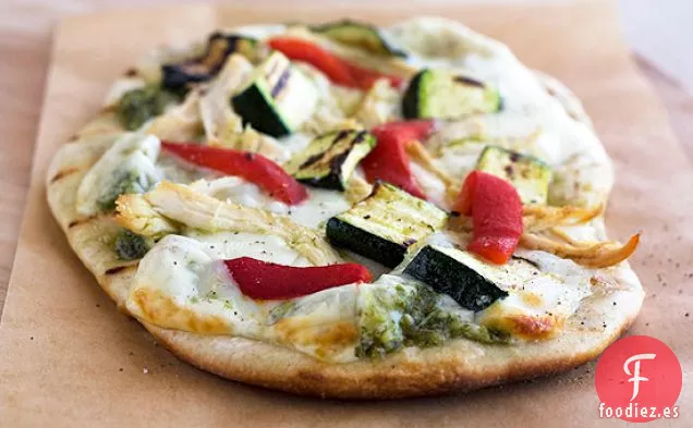 Pizzas A La Parrilla Con Pollo, Calabacín, Pimientos Asados Y Pesto
