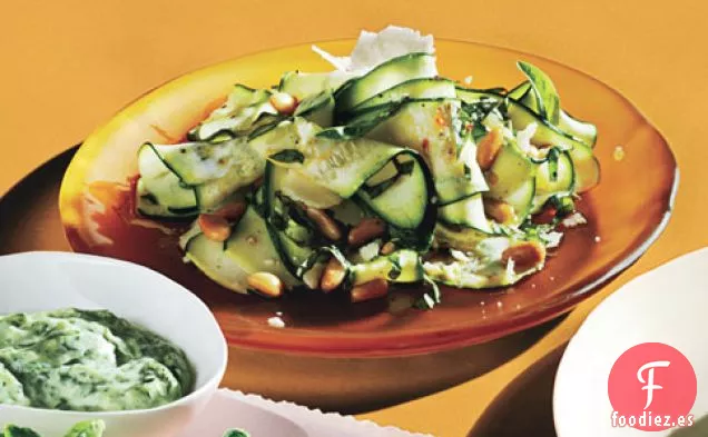 Ensalada De Calabacín Afeitado Con Parmesano Y Piñones