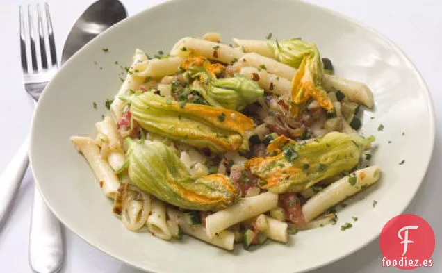 Pasta Con Calabacín, Flores De Calabacín Y Cebolla Caramelizada