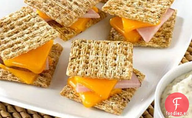 Jamón y Queso sobre Centeno con Salsa de Inmersión