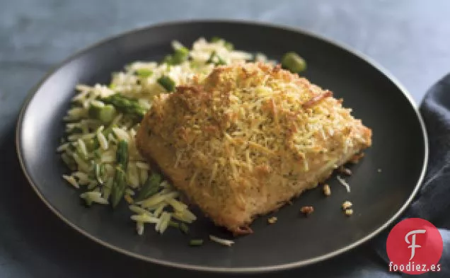 Salmón con Costra de Hierbas y Queso Parmesano con Orzo Cítrico