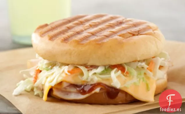 Panini de Pavo a la barbacoa con Ensalada de col Cremosa
