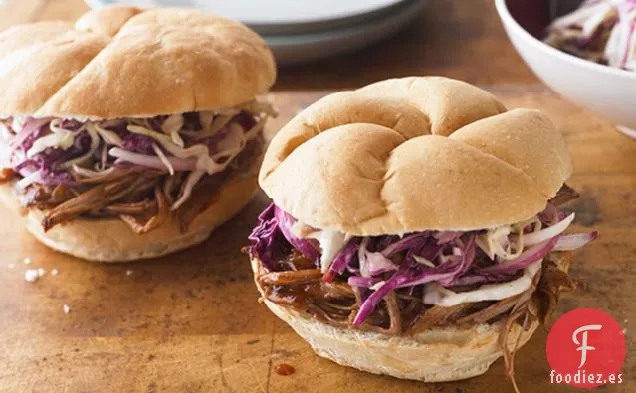 Sándwiches de Carne de Res a la Barbacoa con Ensalada de col