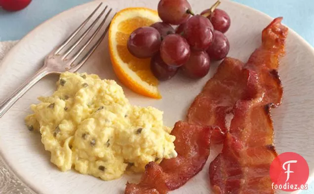 Huevos Revueltos Cremosos con Tocino Marrón Azucarado