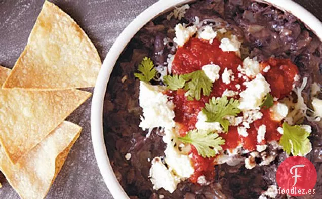 Salsa de Frijoles Negros Chipotle con Chips de Maíz