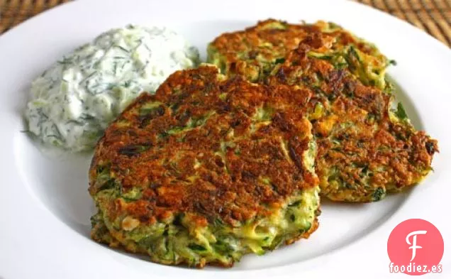 Buñuelos De Calabacín De Estilo Griego Con Tzatziki