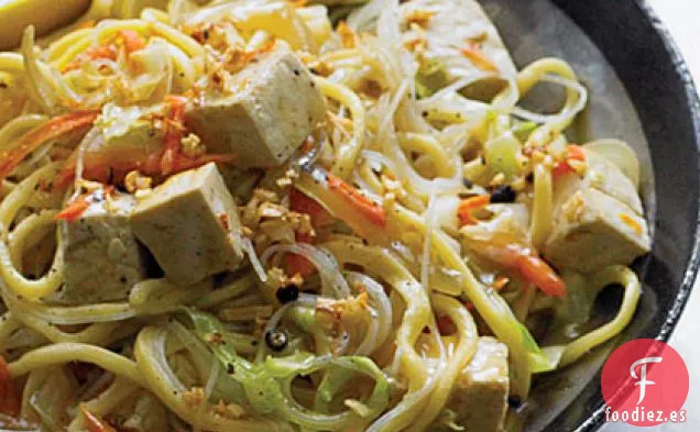 Fideos Gruesos y Finos Salteados con Verduras y Tofu (Pancit)
