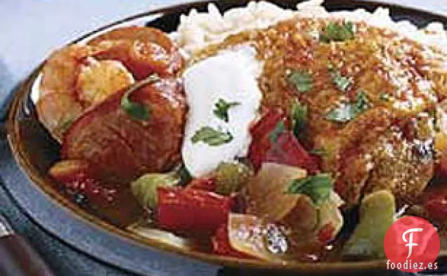 Estofado Ahumado de Salchichas, Pollo y Camarones