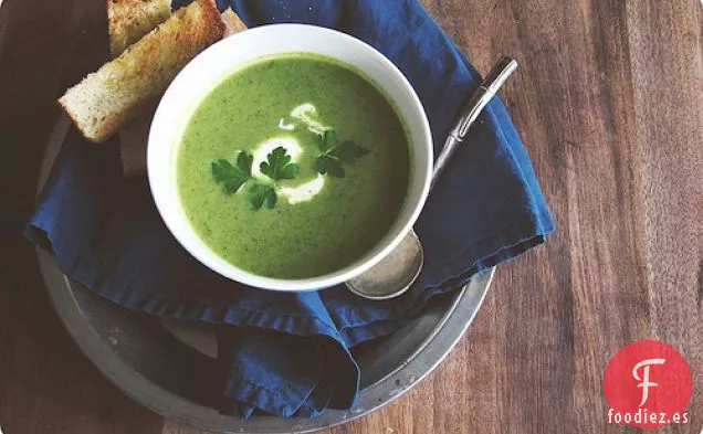 Sopa De Principios De Otoño De Calabacín Y Brócoli Con Crema De Rábano Picante