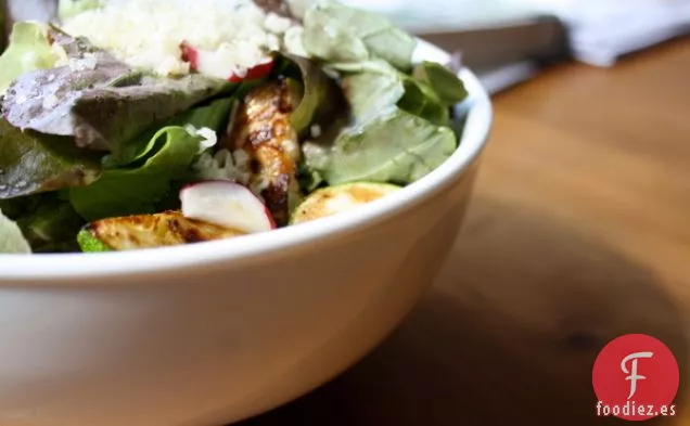 Ensalada De Los Sábados Con Nueces, Calabacines, Dátiles, Rábanos Y Gouda