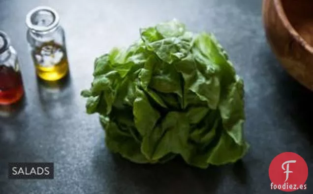 Lechuga Romana Aderezada con Puré de Anchoa, Huevo Duro Desmenuzado y Bocados de Pan Integral Tostado