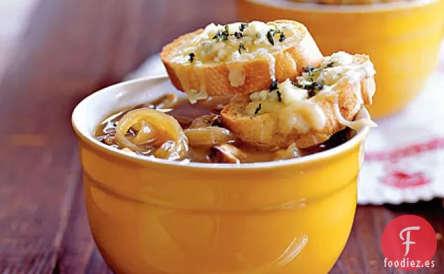 Sopa de Cebolla Caramelizada y Shiitake con Tostadas de Queso Gruyère-Azul