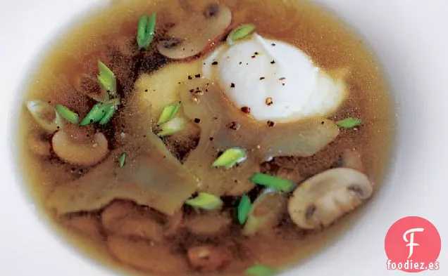 Huevos Cocidos Suaves y Alcachofas en Caldo