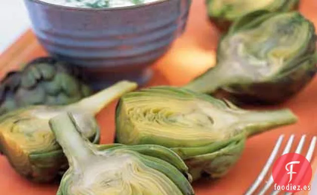 Alcachofas Bebé con Salsa Cremosa de Rábano Picante y Eneldo