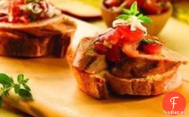 Bruschetta de Tomate Fresco con Salchicha de Pollo y Pimiento Asado y Asiago