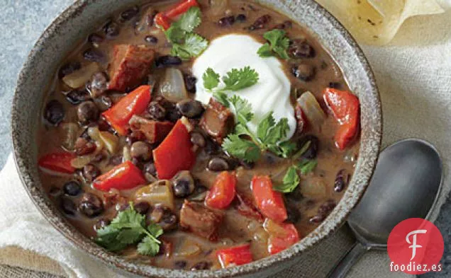 Sopa de Frijoles Negros con Chorizo y Lima