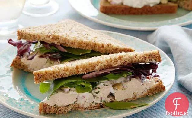 Sándwiches de Ensalada de Pollo a Base de Hierbas