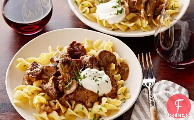 Stroganoff de ternera sobre Fideos con Mantequilla