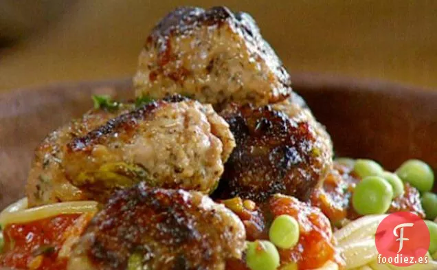 Albóndigas de Salchicha Rápida con Salsa de Tomate y Albahaca, Espaguetis y Guisantes Crudos Dulces