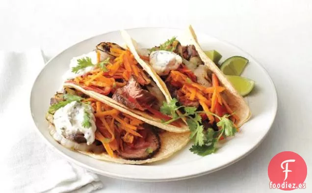 Tacos De Carne Asada Con Ensalada De Zanahoria Y Pimienta