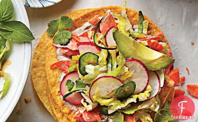 Tostadas de Salmón con Ensalada de Calabacín y Rábano