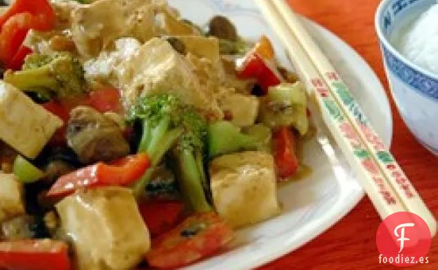 Tofu y Verduras en Salsa de Maní