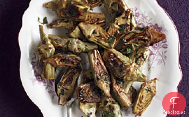 Alcachofas Pequeñas Cocidas Rápidamente Con Ajo, Menta Y Perejil