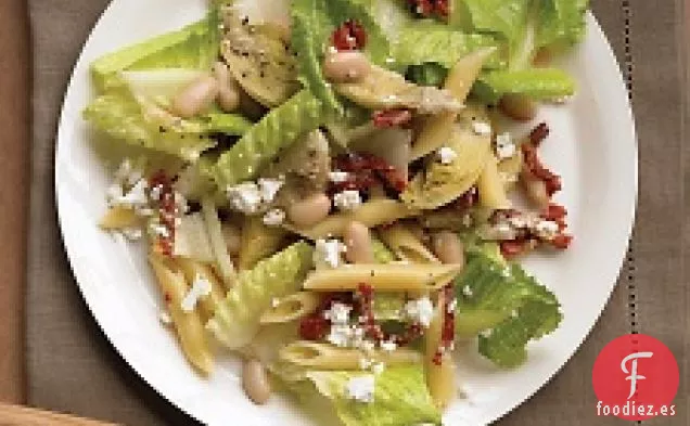 Ensalada Mediterránea Con Alcachofas, Penne Y Tomates Secados Al Sol
