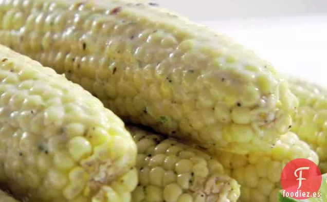 Maíz picante a la parrilla en la mazorca