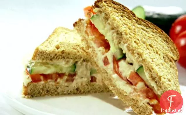 Sándwich de Pepino y Tomate con Hummus de Alubias Blancas y Ajo