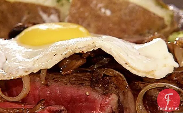 Bistec Adobado con Cerveza, Cebollas Salteadas y Champiñones, Cubierto con un Huevo Frito