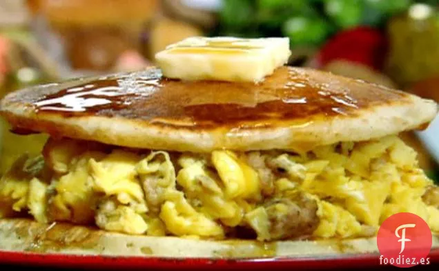 Sándwich de Huevo con Panqueque de Salchicha