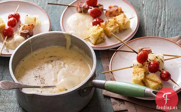 Fondue de Queso Cheddar Añejo con Tomates Asados, Tocino y Cebolla