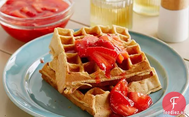 Gofres de Suero de Mantequilla con Salsa de Fresa Casera