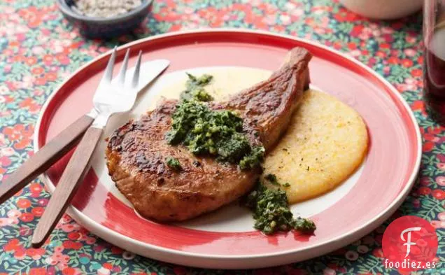 Chuletas de Cerdo con Col Rizada Asada y Pesto de Nuez