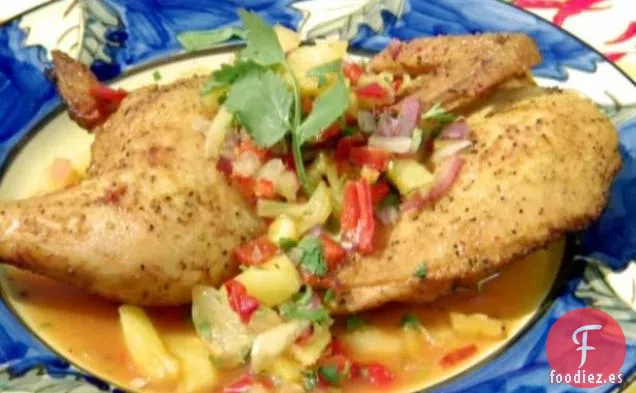 Mitades de pollo ahumado Keawe de Jake servidas con Salsa de Piña y Mango Ahumado de Jake