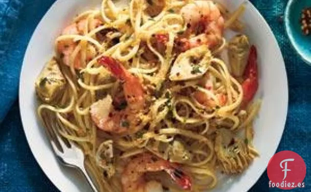 Linguini Con Camarones, Alcachofas Y Migas De Pan Crujientes