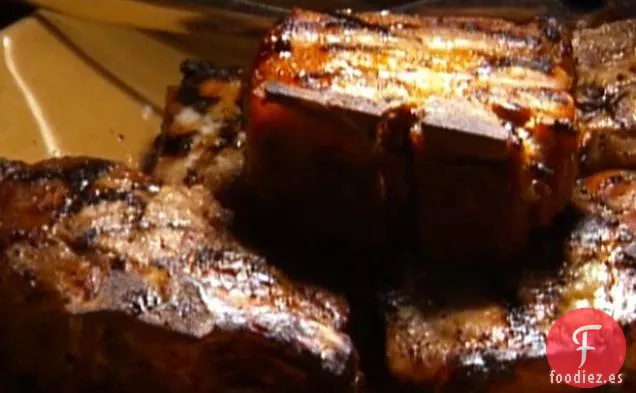 Chuletas de Cerdo Ahumadas con Salsa de Barbacoa Bourbon de Melocotón