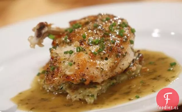 Pechuga de Pollo Cocida en Sartén con Jugo de Hierbas y Hachís de Patata y Verduras