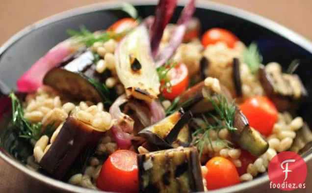 Ensalada de Farro con Berenjena a la Parrilla, Tomates y Cebolla