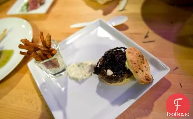 Hamburguesas de Cordero con Cebolla Roja Caramelizada, Mayoli y Queso Feta