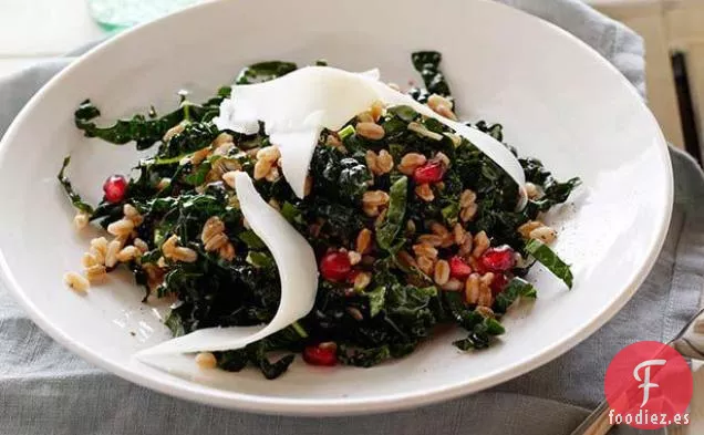 Ensalada de Col Rizada y Farro con Queso de Cabra Añejo