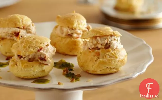 Profiteroles de Queso de Cabra y Tomate Secado al Sol con Aceite de Hierbas