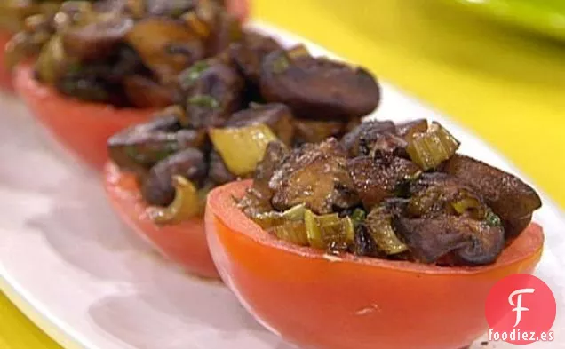 Tomates Rellenos de Ensalada de Champiñones Calientes