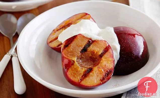 Ciruelas a la Parrilla con Salsa de Yogur de Nuez Especiada