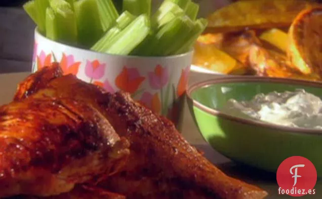 Pollo Con Salsa De Búfalo Y Salsa De Queso Azul Con Batatas Asadas