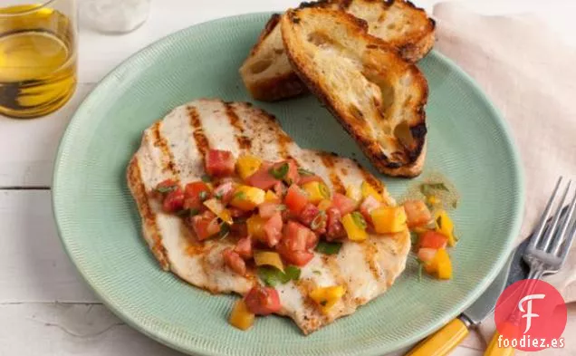 Paillards De Pollo Con Ensalada De Hierbas Y Tomate