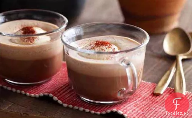 Chocolate Caliente Mexicano Picante con Helado Espolvoreado con Chile en Polvo
