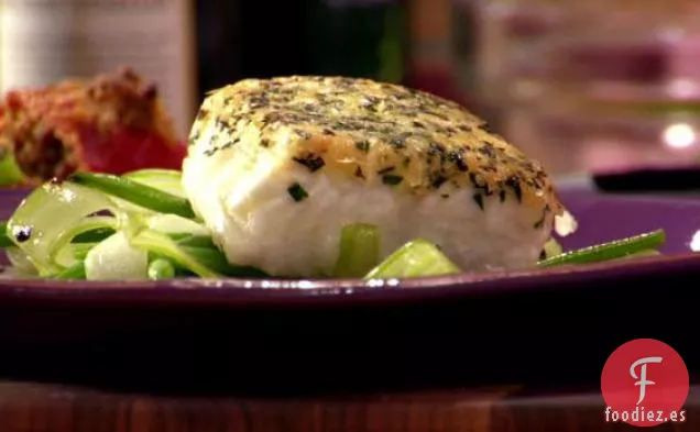 Fletán Crujiente con Costra de Hierbas con Apio Rizado y Judías Verdes