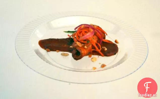 Lomo de Cerdo Ahumado con Maní con Salsa Bbq de Mantequilla de Maní y Ensalada de Zanahoria y Cebolla en Escabeche